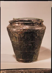 Situla med tre repouse dekorative bånd (bronse)